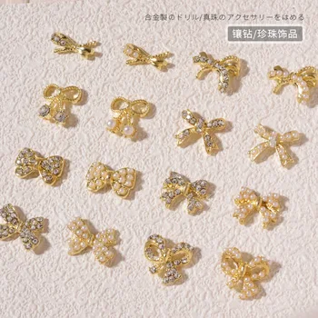 Дизайн ногтей жемчужной бабочкой в сочетании с золотыми украшениями, полными бриллиантов, металлическим галстуком-бабочкой, украшением из жемчуга, наклейками для ногтей с бриллиантами
