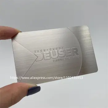 Производители вырезают металлические заготовки для визитных карточек по индивидуальному заказу С различной отделкой